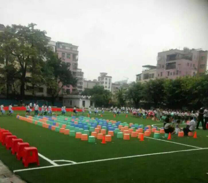 免填充人造草坪為什么能被幼兒園客戶看中呢？